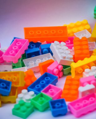 Beyaz arka planda çok renkli plastik inşaat blokları veya tuğla oyuncak