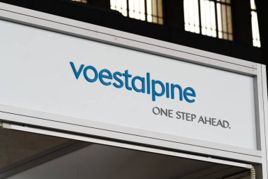 Berlin, Almanya - 25 Mayıs 2019: Avusturyalı Voestalpine şirketinin sancağı, çelik, otomotiv, demiryolu sistemleri, profilformu nda faaliyet gösteriyor