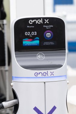 Berlin, Almanya - 25 Mayıs 2019: Enel X elektrik şarj istasyonu. Enel X Mobility, Enel'in bir İtalyan şirketidir ve enerji ile ilgili hizmetler platformu sunmayı amaçlamaktadır.