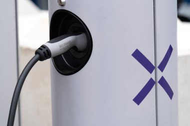 Berlin, Almanya - 25 Mayıs 2019: Enel X elektrik şarj istasyonu. Enel X Mobility, Enel'in bir İtalyan şirketidir ve enerji ile ilgili hizmetler platformu sunmayı amaçlamaktadır.