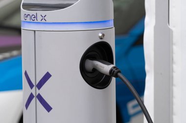 Berlin, Almanya - 25 Mayıs 2019: Enel X elektrik şarj istasyonu. Enel X Mobility, Enel'in bir İtalyan şirketidir ve enerji ile ilgili hizmetler platformu sunmayı amaçlamaktadır.