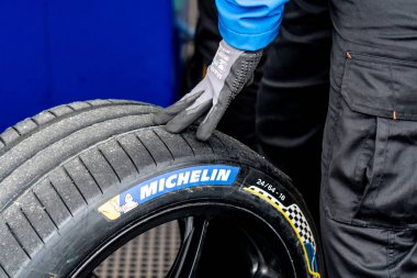 Berlin, Almanya - 25 Mayıs 2019: Mekanik Abb Fia Formula E sokak yarışı Şampiyonası'na katılan yarış arabaları için Michelin lastiklerini kontrol ediyor