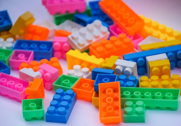 Multicolorido Blocos Construção Plástico Tijolos Brinquedo Sobre Fundo Branco — Fotografia de Stock