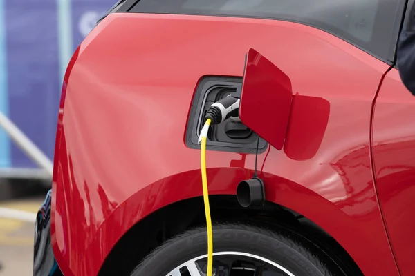 Szczegóły Czerwonego Pojazdu Elektrycznego Jest Ładowany Stacji — Zdjęcie stockowe