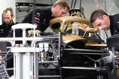 Berlin, Almanya - 25 Mayıs 2019: Ds Automobiles tamircisi Abb Fia Formula E Şampiyonası'na katılan bir elektrikli otomobili kontrol ediyor