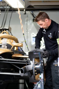 Berlin, Almanya - 25 Mayıs 2019: Ds Automobiles tamircisi Abb Fia Formula E Şampiyonası'na katılan bir elektrikli otomobili kontrol ediyor