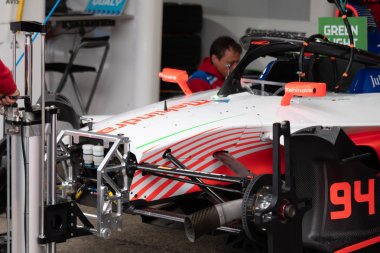 Berlin, Almanya - 25 Mayıs 2019: Fia Formula E yarış otomobili gövde stilinde Mahindra logosu. Mahindra ve Mahindra Limited (M&M) Hintli çok uluslu otomobil üretim şirketidir.