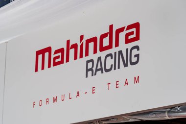 Berlin, Almanya - 25 Mayıs 2019: Mahindra Racing Sancağı, Hintli otomobil üreticisi Mahindra & Mahindra'nın sahibi olduğu motor sporları takımı, Fia Formula E Şampiyonası'ndaki tek Hint takımı
