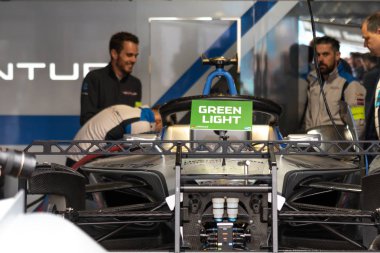 Berlin, Almanya - 25 Mayıs 2019: Elektrikli otomobiller için Fia şampiyonasında yarışmak üzere kurulan Monegasque motor yarış takımı Venturi Formula E Team, Formula E tarafından bir yarış otomobilinin araba kontrolü