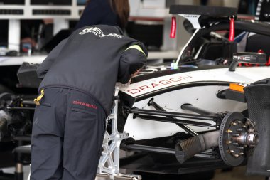 Berlin, Almanya - 25 Mayıs 2019: Geox Dragon Penske takımının tamircisi Abb Fia Formula E Şampiyonası'na katılan bir yarış elektrikli otomobilini kontrol ediyor