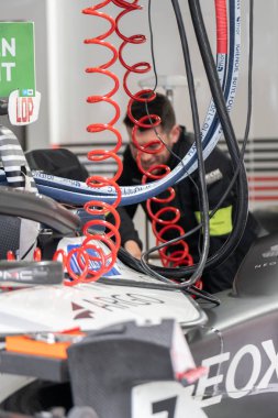 Berlin, Almanya - 25 Mayıs 2019: Geox Dragon Penske takımının tamircisi Abb Fia Formula E Şampiyonası'na katılan bir yarış elektrikli otomobilini kontrol ediyor