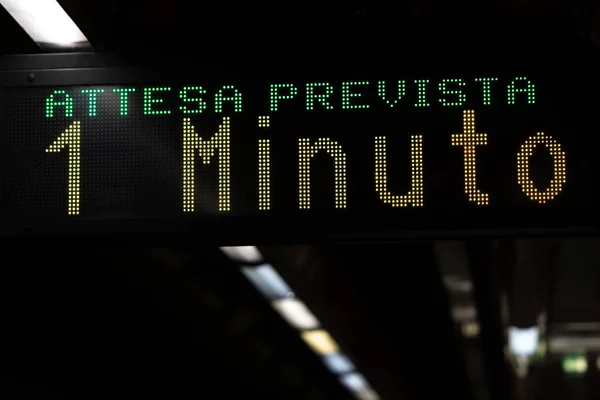 Italian digital display reporting the expected waiting time