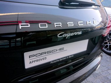 Berlin, Almanya - 24 Şubat 2019: Porsche Cayenne ikinci el araba, detay onayladı