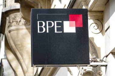 Berlin, Almanya - 18 Mart 2019: Bpe Banque Prive Europenne tabelası, Fransız Banque Postale'ın özel bankası