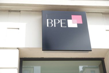 Berlin, Almanya - 18 Mart 2019: Bpe Banque Prive Europenne tabelası, Fransız Banque Postale'ın özel bankası