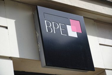 Berlin, Almanya - 18 Mart 2019: Bpe Banque Prive Europenne tabelası, Fransız Banque Postale'ın özel bankası