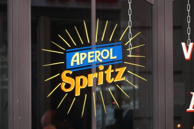 Berlin, Almanya - 18 Mart 2019: Aperol Spritz Veneziano tabelası, İtalyan şarap bazlı kokteyl, genellikle Kuzeydoğu İtalya'da aperatif olarak servis edilir