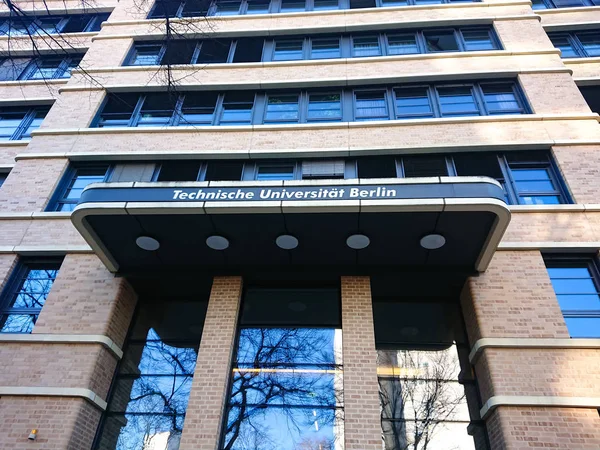 Berlin, Almanya - 24 Şubat 2019: Berlin Teknik Üniversitesi'nin dış cephesi (resmi adı Almanca: Technische Universitt Berlin, Tu Berlin olarak bilinir)