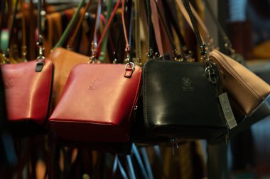 Roma, İtalya - 18 Şubat 2019: Vera Pelle Satılık İtalya deri çanta made in