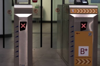 İtalyan metro istasyonu turnike
