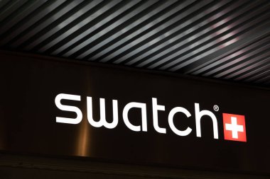 Roma, İtalya - 19 Şubat 2019: Swatch mağaza tabelası. Swatch, Nicolas Hayek tarafından 1983 yılında kurulan İsviçreli bir saatçidir ve The Swatch Group'un yan kuruluşudur.