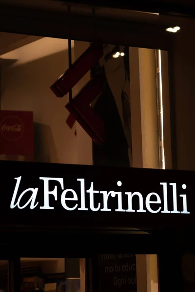Roma Italia Febrero 2019 Feltrinelli Bookstore Signage Night Giangiacomo Feltrinelli — Foto de Stock