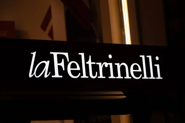 Roma Italia Febrero 2019 Feltrinelli Bookstore Signage Night Giangiacomo Feltrinelli — Foto de Stock