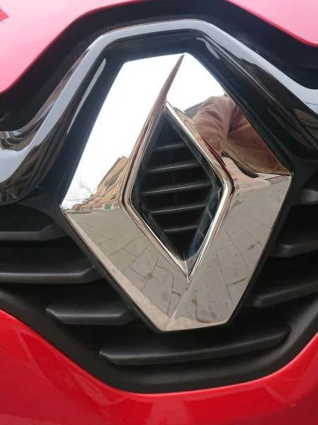 Rzym Włochy Lutego 2019 Emblemat Renault Przodu Czerwonego Samochodu Groupe — Zdjęcie stockowe