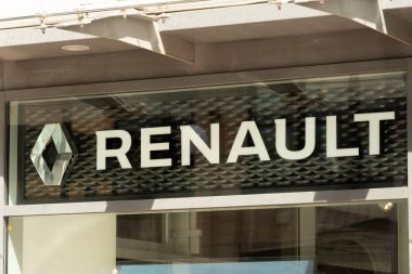 Berlin, Almanya - 8 Haziran 2019: Renault otomobil bayilik tabelası. Groupe Renault, 1899 yılında kurulmuş çok uluslu bir Fransız otomobil üreticisidir. Şirket araba ve kamyonet bir dizi üretir