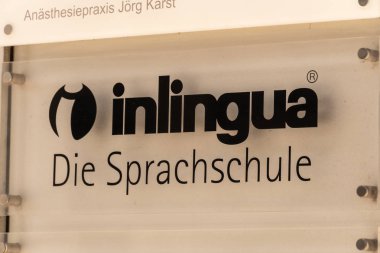 Berlin, Almanya - 8 Haziran 2019: Inlingua Die Sprachschule Tabelası (Dil okulu Almancası)