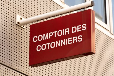 Berlin, Almanya - 8 Haziran 2019: Comptoir des Cotonniers mağazası, Kadın giyimi sağlayan Fransız çağdaş moda markası