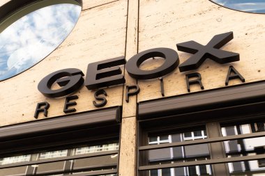 Berlin, Almanya - 8 Haziran 2019: Bir dükkanın ön mağazasının üzerinde Geox tabelaları. Geox, su geçirmez ve nefes alabilen kumaşlardan imal edilmiş bir İtalyan ayakkabı ve giyim markasıdır.