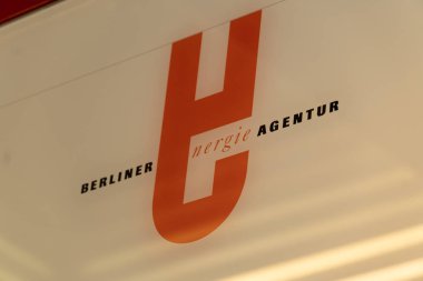 Berlin, Almanya - 8 Haziran 2019: Berliner Energieagentur Gmbh 'nin (Bea) işareti, iklim koruma için modern enerji hizmeti şirketi kalp pili