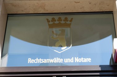 Berlin, Almanya - 18 Nisan 2019: Alman avukat ve noterlerin isim plakası