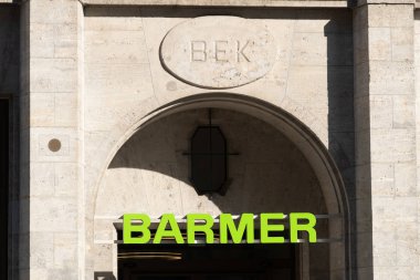 Berlin, Almanya - 18 Nisan 2019: Bir şube dışında Alman sigorta şirketi Barmer tabelası