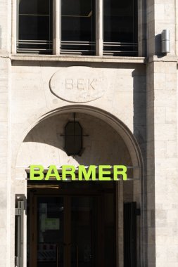 Berlin, Almanya - 18 Nisan 2019: Bir şube dışında Alman sigorta şirketi Barmer tabelası