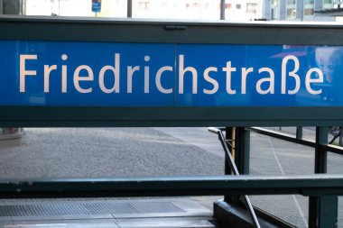 Berlin, Almanya - 19 Nisan 2019: Friedrichstrasse U-Bahn istasyonu tabelası. Berlin Friedrichstrae Friedrichstrasse, Berlin'in Mitte bölgesinde büyük bir kuzey-güney sokak üzerinde bulunan bir tren istasyonu
