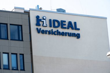 Berlin, Almanya - Apri 19, 2019: İdeal Versicherung tabelası. İdeal hayat sigortası a. G. Berlin merkezli bağımsız bir karşılıklı sigorta şirketidir