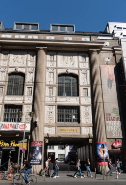 Berlin, Almanya - 19 Nisan 2019: Admiralspalast cephesi. Admiralspalast (Almanca: Admiralspalast), Almanya'nın Berlin eyaletinde, Friedrichstrasse 101'de yer alan 1756 koltuklu bir tiyatro.