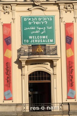 Berlin, Almanya - 19 Nisan 2019: Avrupa'nın en büyük Yahudi müzesi olan Berlin Yahudi Müzesi'nin (Jdisches Museum Berlin) dış cephesi, üç binadan oluşan