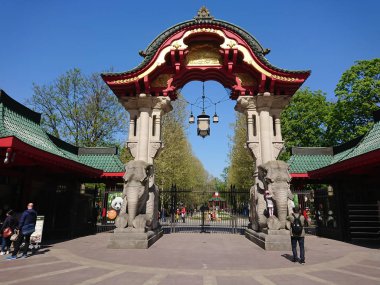 Berlin, Almanya - 23 Nisan 2019: Elefantentor - Berlin Hayvanat Bahçesi'nin Fil Kapısı girişi