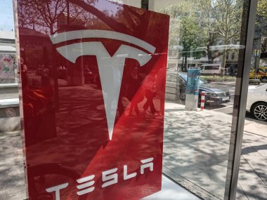 Berlin, Almanya - 23 Nisan 2019: Tesla tabelası. Tesla Motors, elektrikli otomobiller tasarlayan, üreten ve satan bir Amerikan otomotiv ve enerji depolama şirketidir.