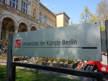 Berlin, Almanya - 23 Nisan 2019: Sanat Üniversitesi'nin dış cephesi (Universitt der Knste Berlin Udk), Avrupa'nın en büyük sanat okulu, kamu sanat ve tasarım okulu