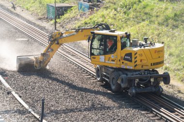 Berlin, Almanya - 23 Nisan 2019: Eiffage Mtal tarafından liebherr hidrolik karayolu demiryolu ekskavatör demiryolu rayları üzerinde eylem