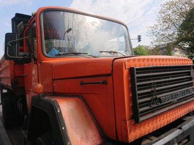 Berlin, Almanya - 1 Mayıs 2019: Magirus Deutz kamyon. Magirus Gmbh Ulm merkezli bir kamyon üreticisidir. Logo Ulm Katedrali kulesi temsil etmek için keskin uzun merkezi noktası ile stilize Bir M