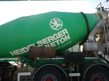 Berlin, Almanya - 1 Mayıs 2019: Alman Heidelberger Beton şirketinden yeşil beton kamyon