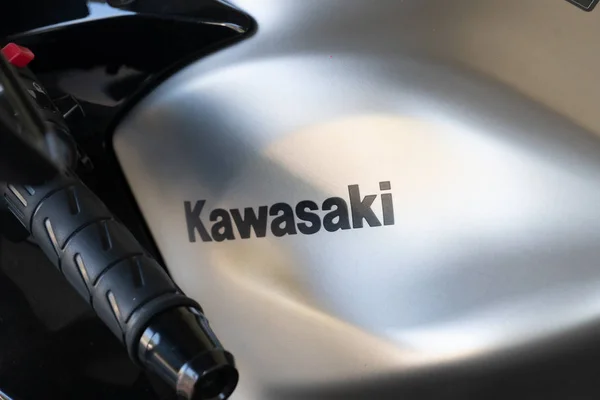 Берлин Германия Апреля 2019 Года Логотип Кавасаки Сером Мотоцикле Kawasaki — стоковое фото