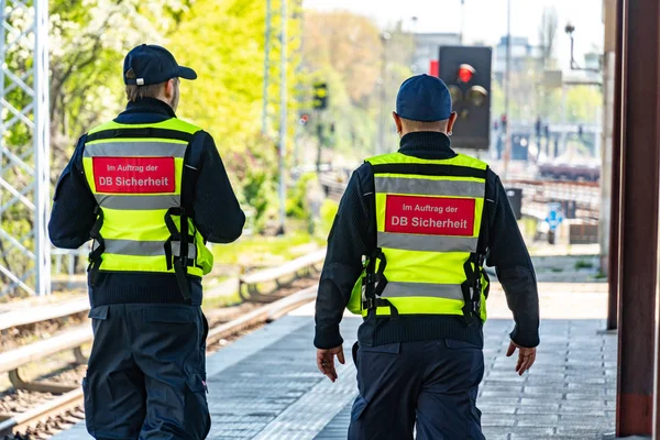 Berlín Alemania Abril 2019 Back Turned Sicherheit Officers Security Service — Foto de Stock