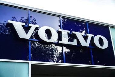 Berlin, Almanya - 22 Haziran 2019: Volvo otomobil bayiliği. Volvo Group, kamyon, otobüs ve inşaat üretimi, dağıtımı ve satışı yapan İsveçli çok uluslu bir üretim şirketidir.