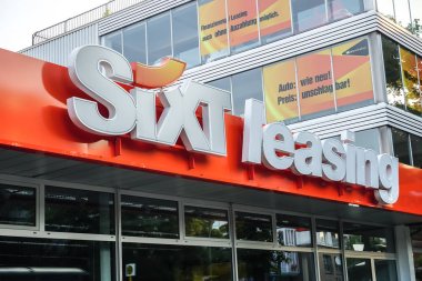 Berlin, Almanya - 22 Haziran 2019: Sixt Leasing Se hizmet sağlayıcısı tabelası